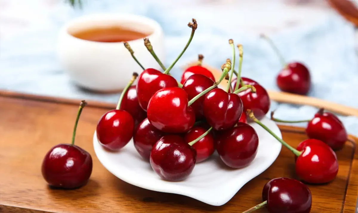 Чистая розовая вишня