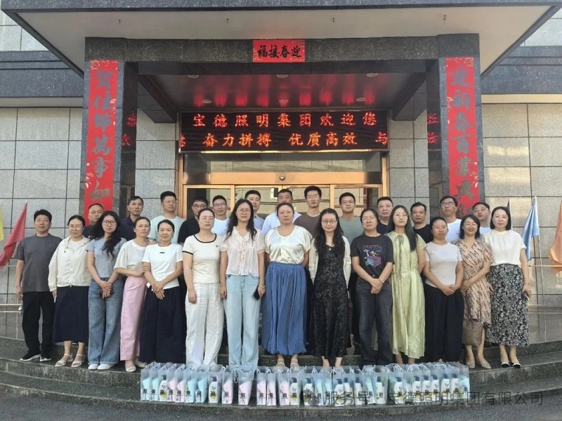 Gaoyou Federation of Trade Unions representatives and Baode Lighting employees during summer care visit Gaoyou Federation of Trade Unions representatives and Baode Lighting employees during summer care visit