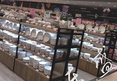 酒店用品货架.jpg 酒店用品货架.jpg