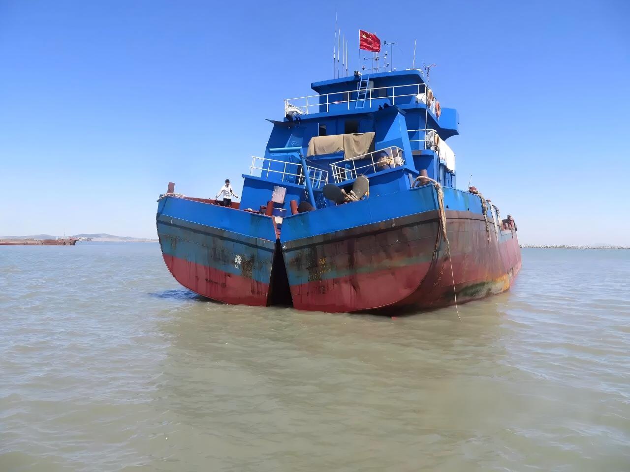 split-hopper-barge.jpg split-hopper-barge.jpg