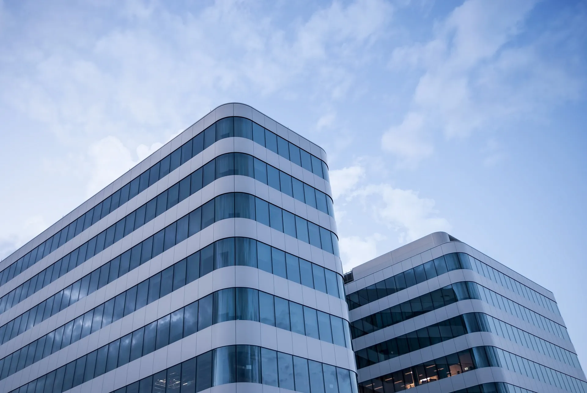 Achieving Flawless Surface Quality for Architectural Curtain Walls