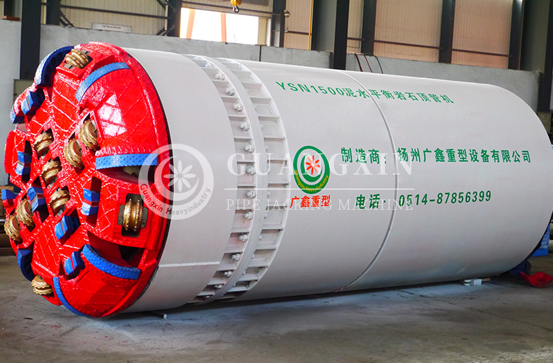 What are the main components of a rock pipe jacking machine?