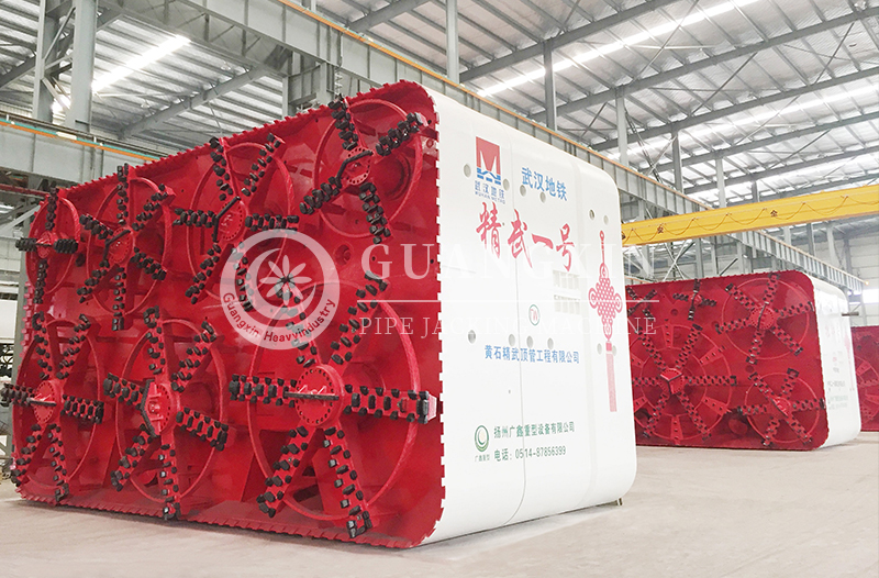 How does a rectangular pipe jacking machine maintain stability during tunnelling?