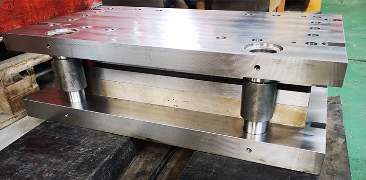 Crescent Cutting Mold Crescent Cutting Mold