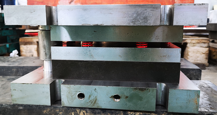 Crescent Cutting Mold Crescent Cutting Mold