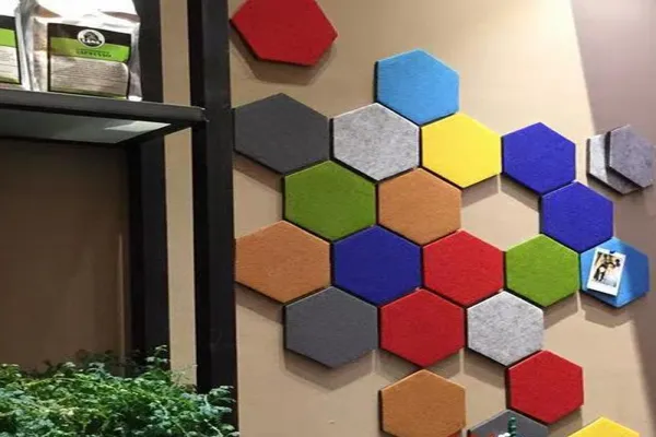 Feutre de polyester 3D coloré hexagonal en gros d'usine pour la décoration salon