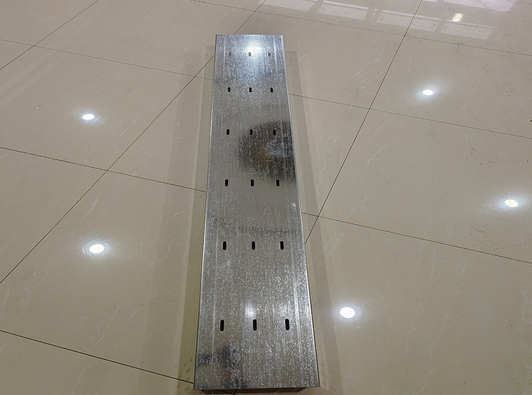 托盘式电缆桥架批发.jpg 托盘式电缆桥架批发.jpg