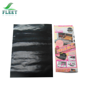 Черная тефлоновая кухонная подкладка, используемая в качестве инструмента для барбекю на открытом воздухе
