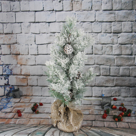 Arbre de Noël décoratif artificiel de pin de 72cm avec la neige de couverture de cône de pin, piédestal de ciment