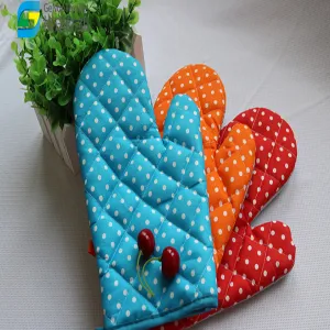 Solid White Polka Dot Microwave Oven Gloves