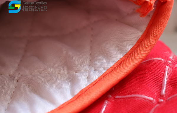 Non-slip microwave oven gloves with silicone dots