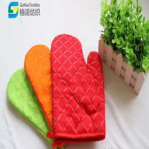 Non-slip microwave oven gloves with silicone dots