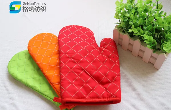Non-slip microwave oven gloves with silicone dots
