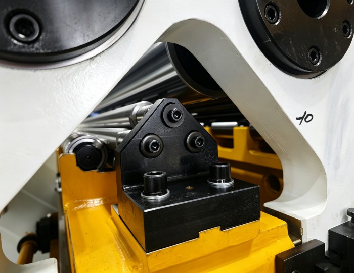 Tension leveler precision roll cassette internal structure