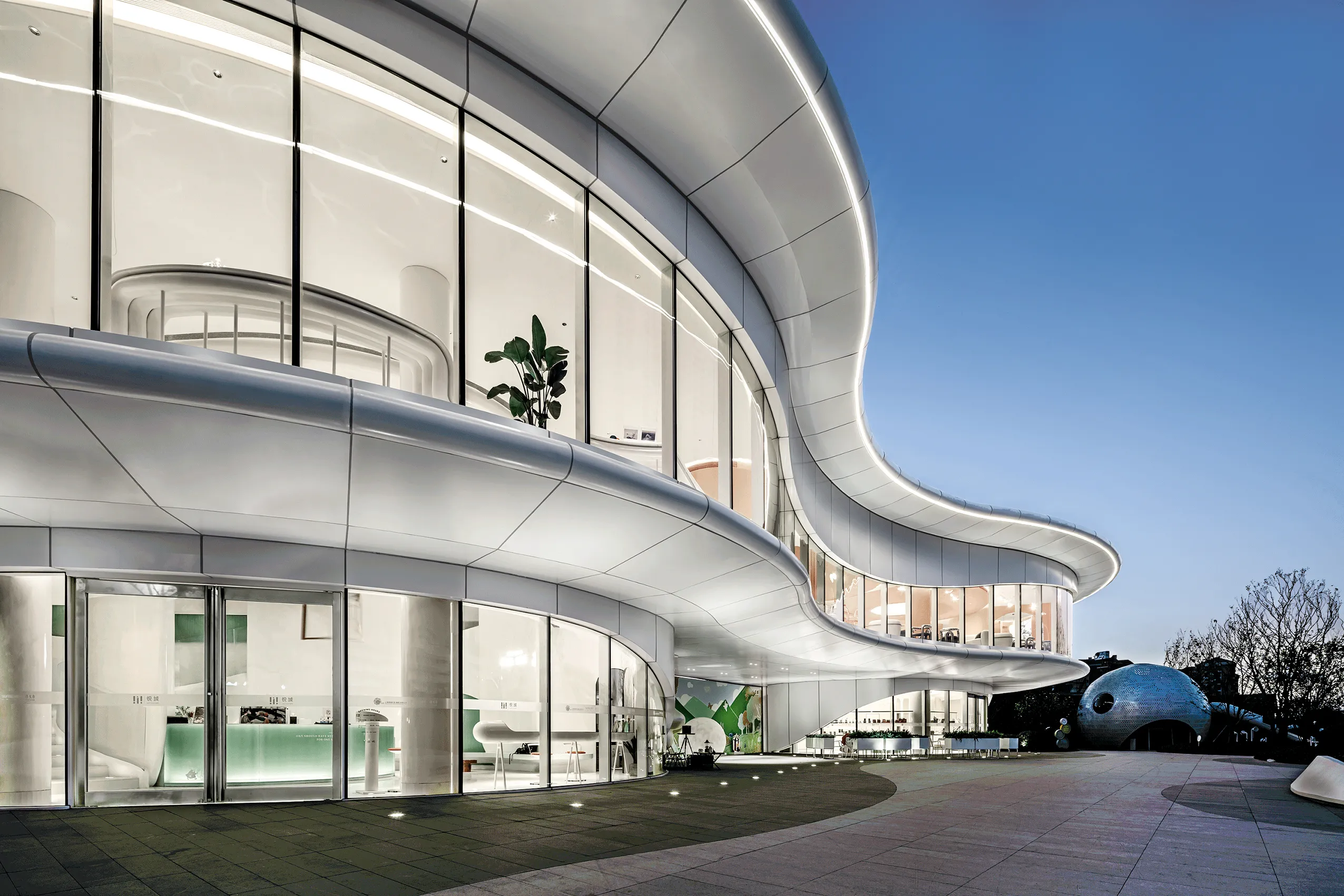 Sweeping Curved Aluminum Facade Panel