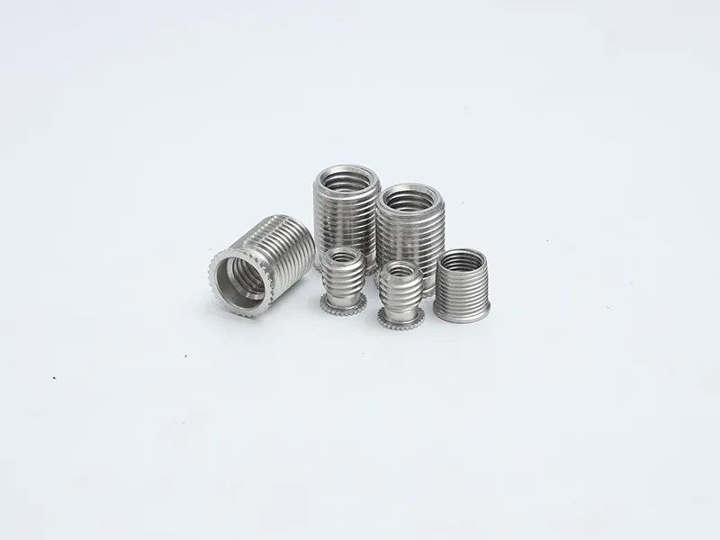Flange toothed thread insert
