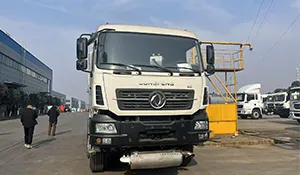 Dongfeng rear double-axle refueling truck