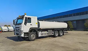Sinotruk Howo rear dual-axle milk truck