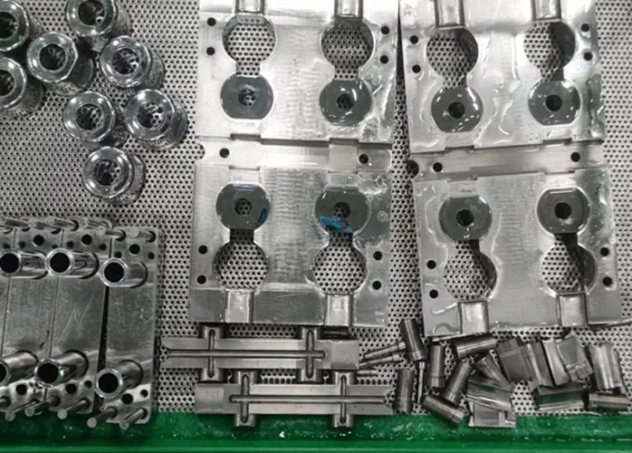 ¿Cuáles son las ventajas de la limpieza electrolítica en comparación?