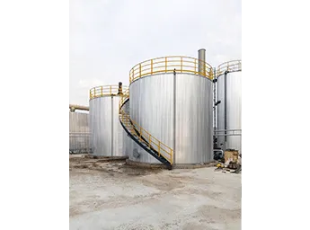 Large-scale bitumen holding tank