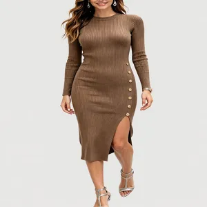 Vestido midi canelado com fenda e bot&otilde;es laterais
