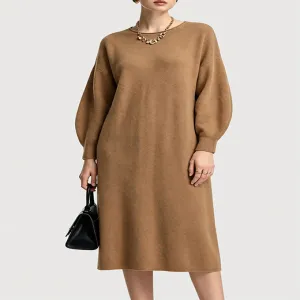 Vestido midi de punto liso con mangas abullonadas y hombros ca&iacute;dos, color camel intenso.