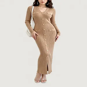 Robe longue en maille &agrave; col en V et boutons dor&eacute;s
