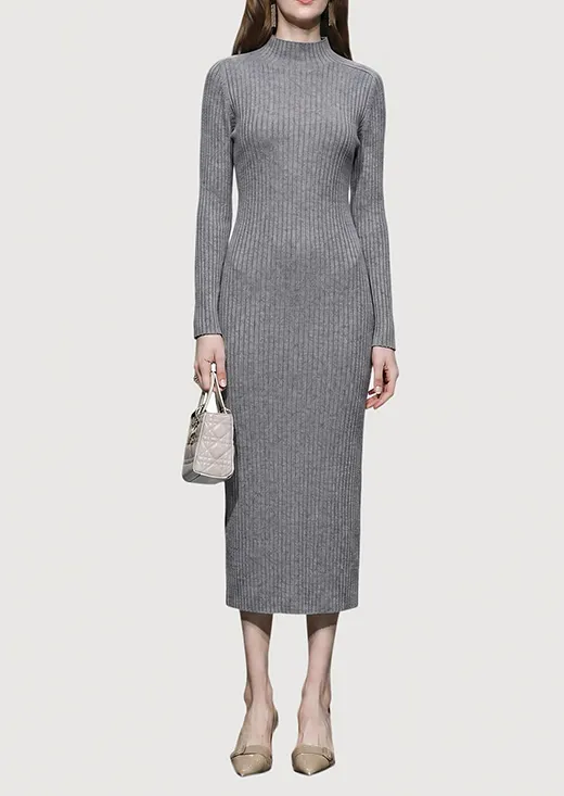 Платье-миди прямого кроя с высоким воротником, ребристым узором, серое.