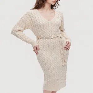 Vestido midi de punto trenzado con escote en V y cintur&oacute;n decorativo