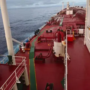 Chlorinated rubber anti-corrosion mica intermediate coating