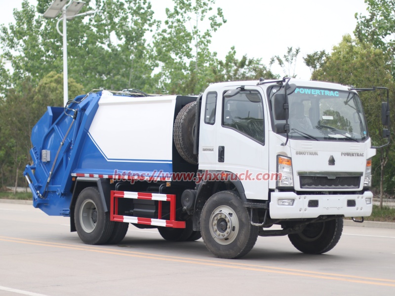 Garbage compactor truck