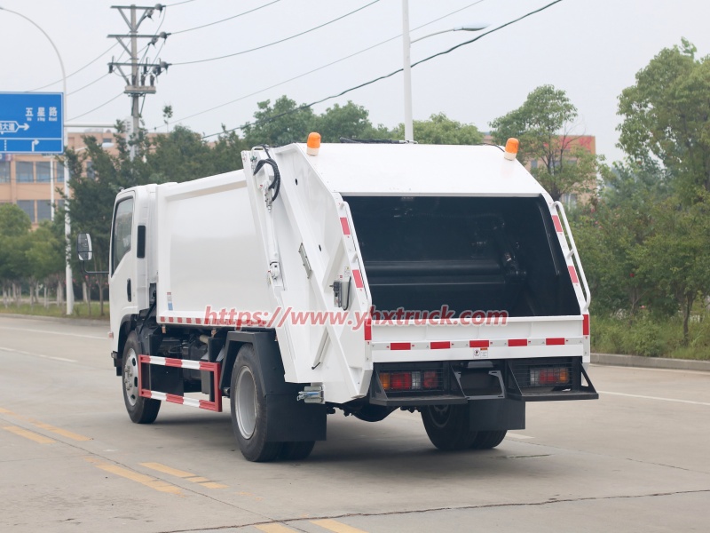 Garbage Compactor Truck