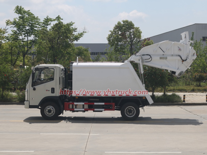 Rear Loader Refuse Compactor Truck