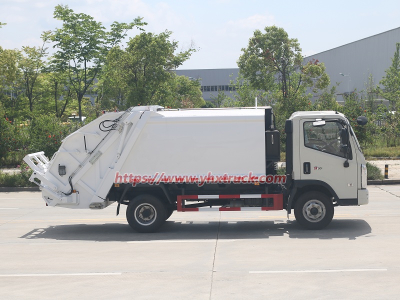 Rear Loader Refuse Compactor Truck