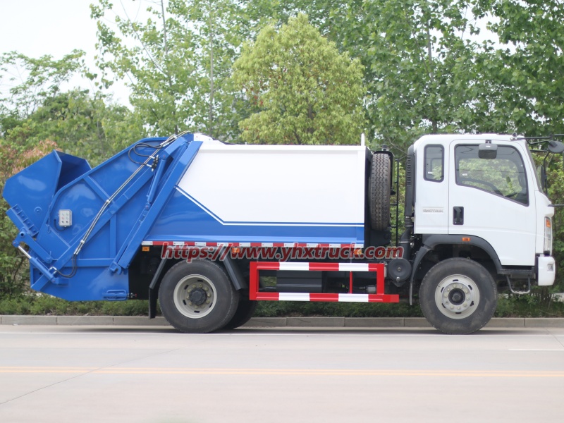 Garbage compactor truck