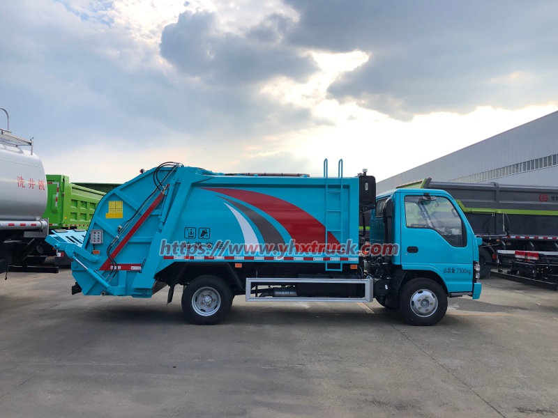Garbage Compactor Truck