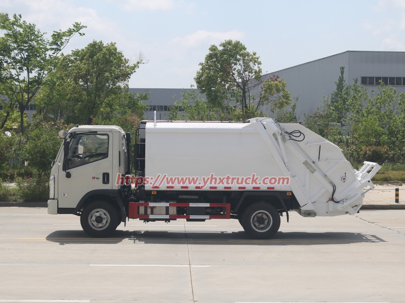 Rear Loader Refuse Compactor Truck