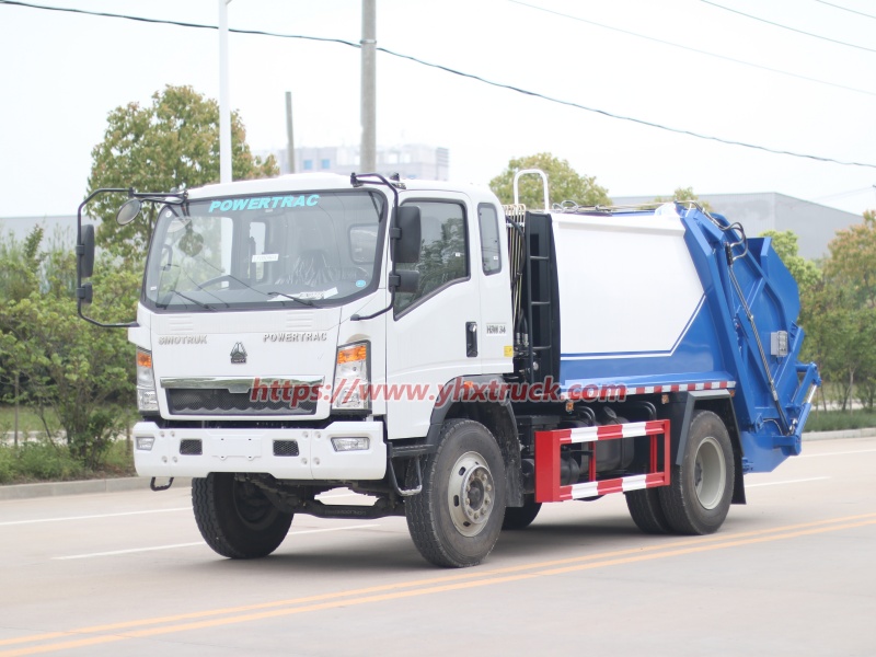 Garbage compactor truck