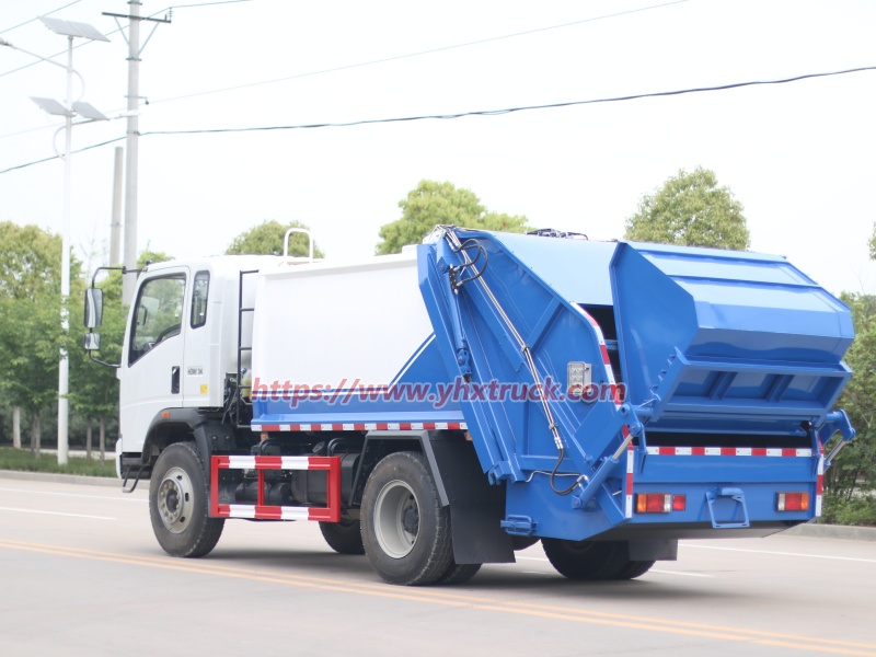 Garbage compactor truck