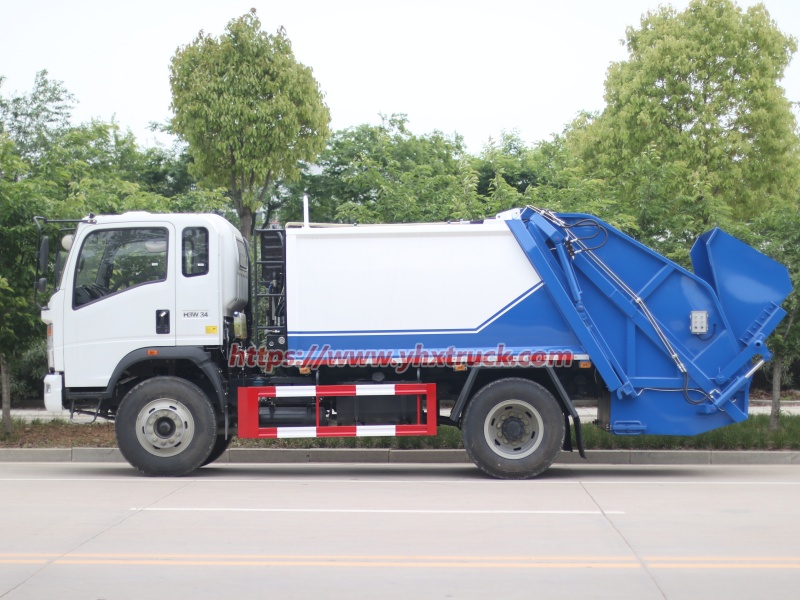 Garbage compactor truck