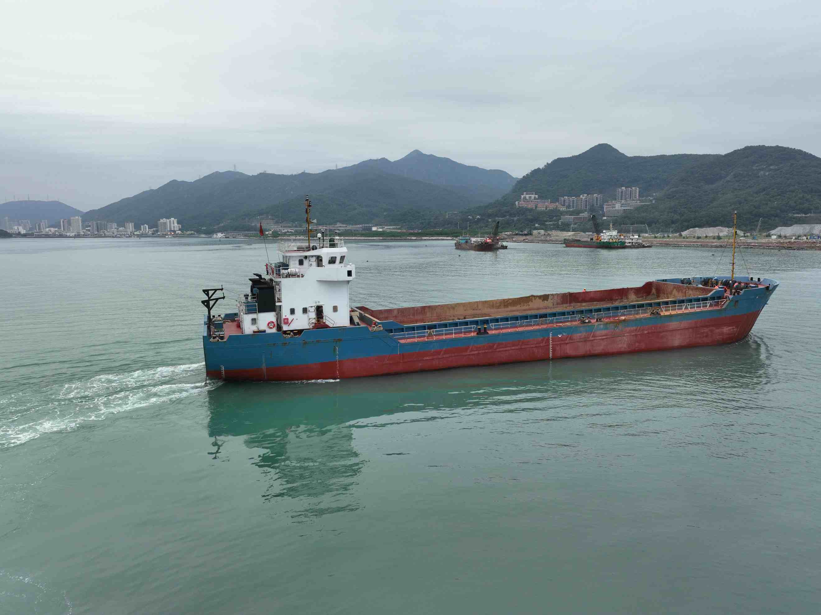 2300m&sup3; Split Hopper Barge