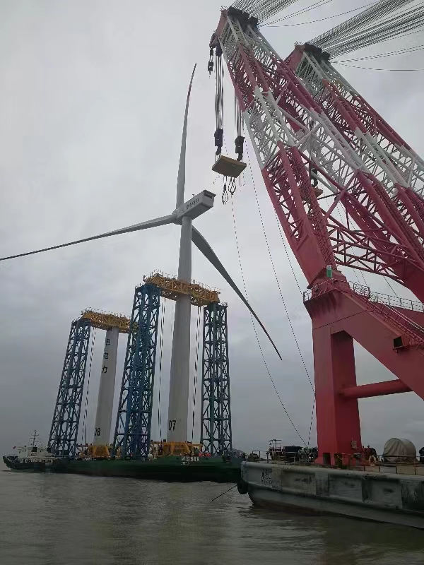 offshore-wind-turbine-blade lifting.jpg