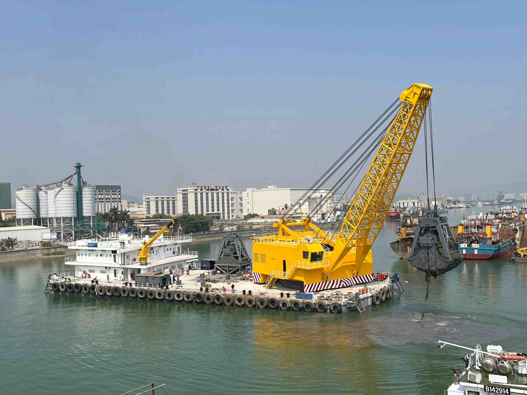 50m&sup3; Grab Dredger