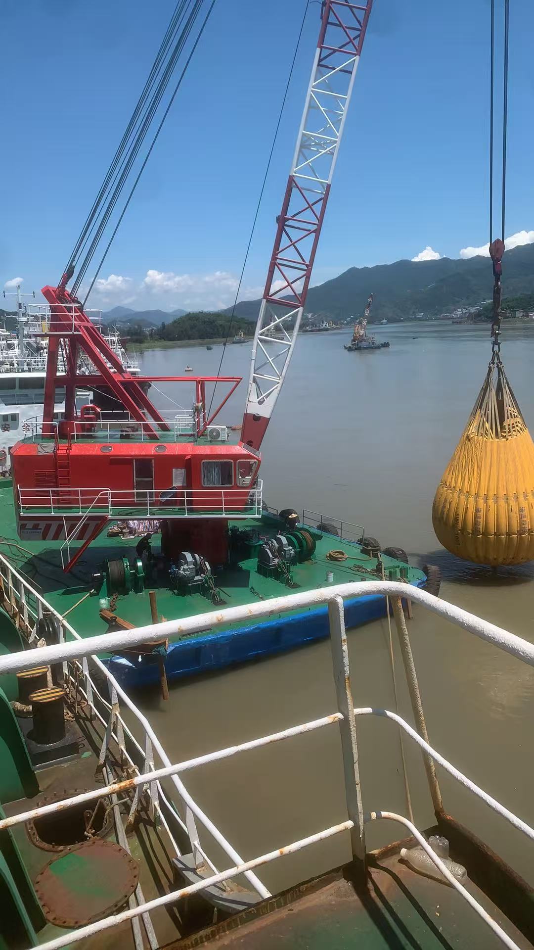 80-tons-fully-revolving-floating-crane.jpg
