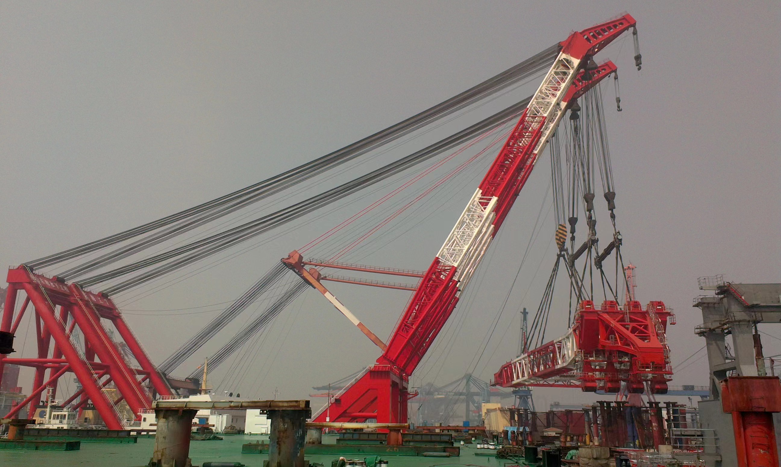 2600t-self-propelled-crane-barge.jpg