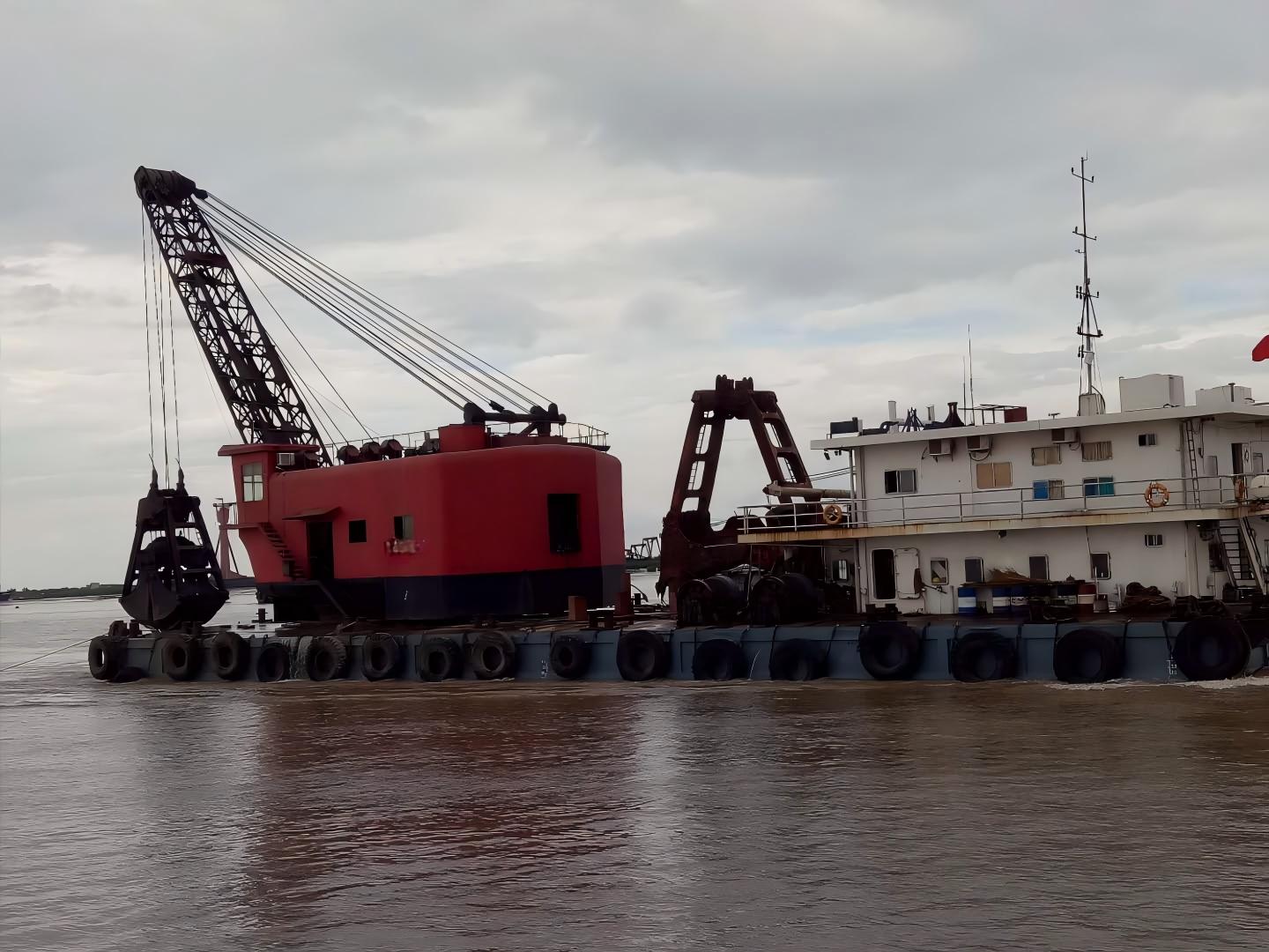 13m3-grab-dredging-equipments.jpg