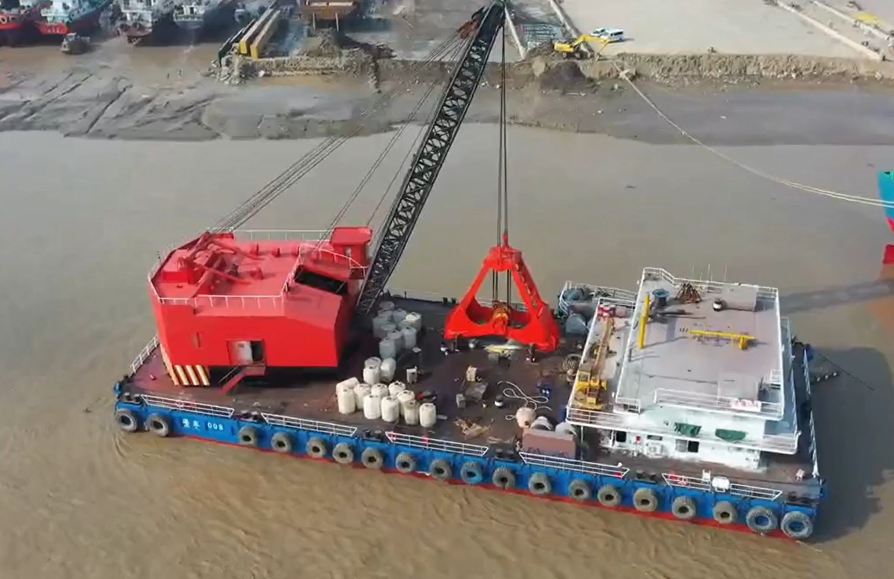 20m3-clamshell-dredger.jpg