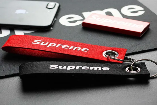 Wholesale cheap customized handmade embroidery felt keychain 