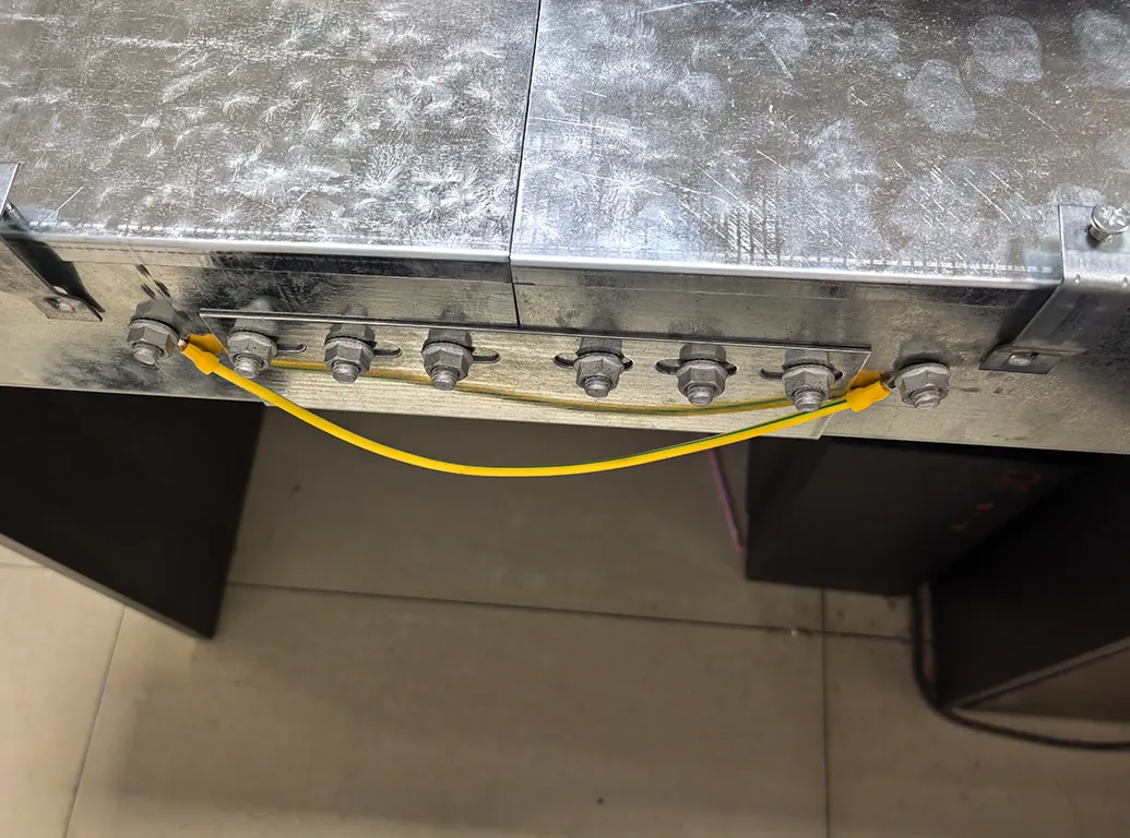 Application of cable tray connection fixation