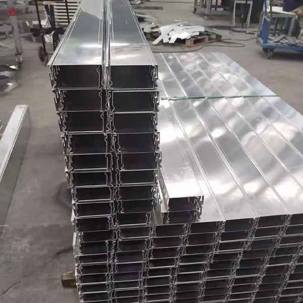 Self-locking cable tray